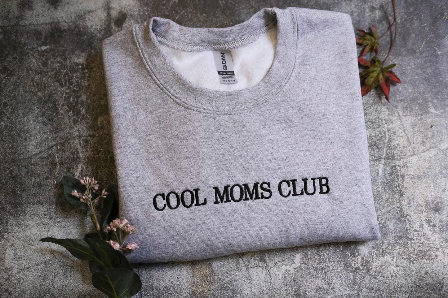 a t - shirt that says cool moms club on it