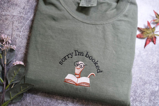 a t - shirt with a picture of a cat reading a book