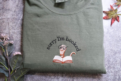 a t - shirt that says sorry i&#39;m books on it