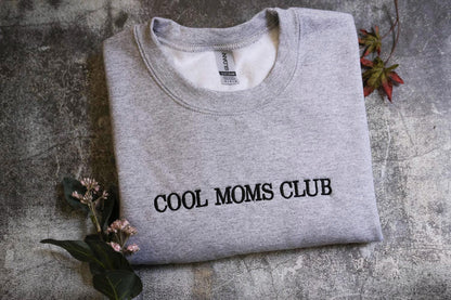 a t - shirt that says cool moms club on it